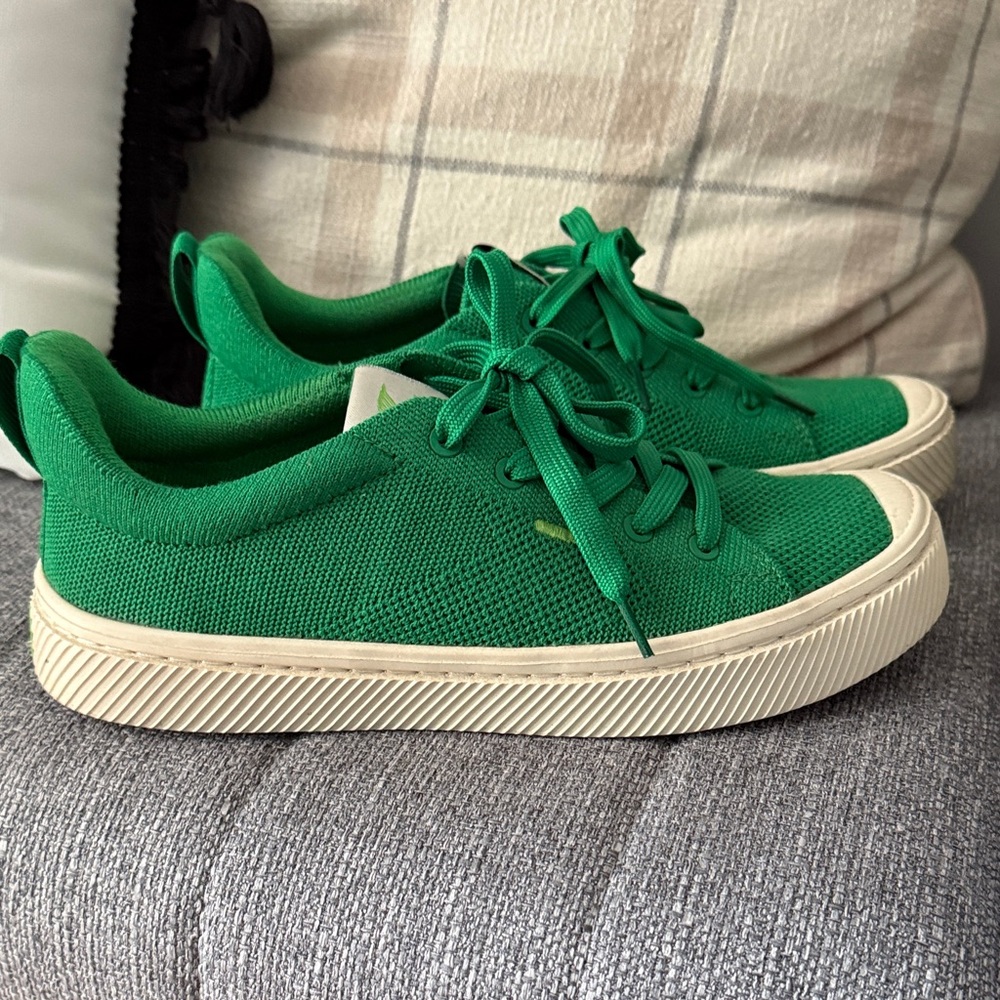 Cariuma Green Knit Sneakers, sz 7, EUC